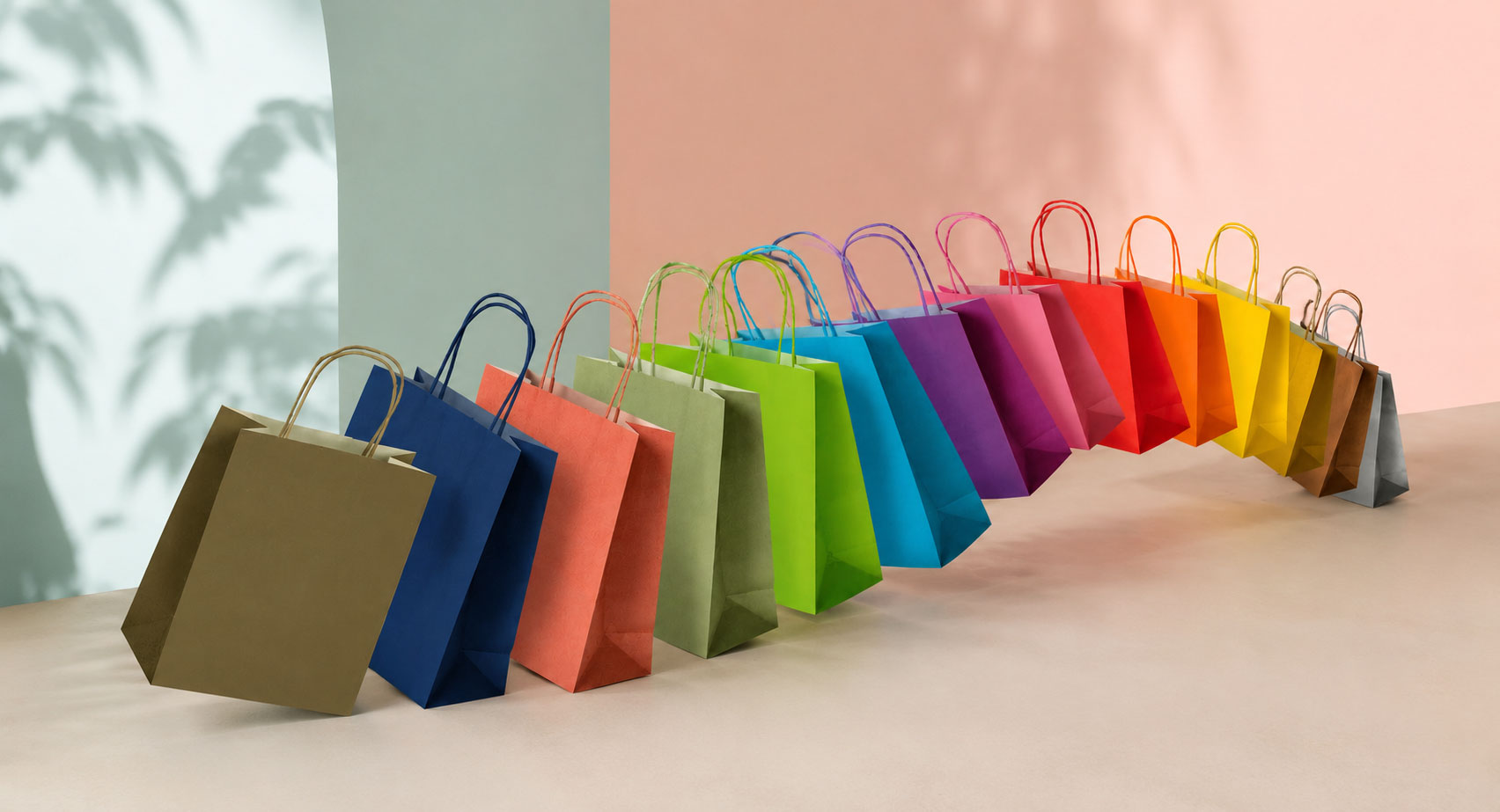 Sacs boutique colorés en kraft avec poignées torsadées, disponibles en 21 coloris et plusieurs formats.