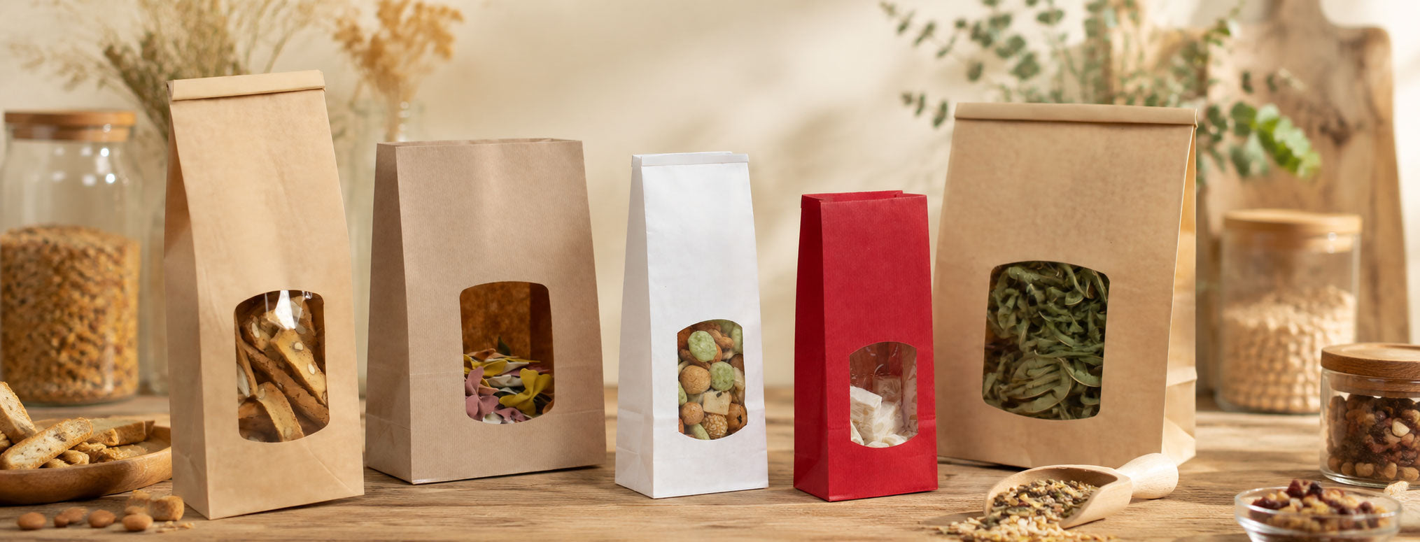 Sacs SOS alimentaires en kraft avec ou sans fenêtre, adaptés à la vente en vrac, aptes au contact alimentaire, disponibles en plusieurs coloris et doublés d’un film en polypropylène selon les formats.